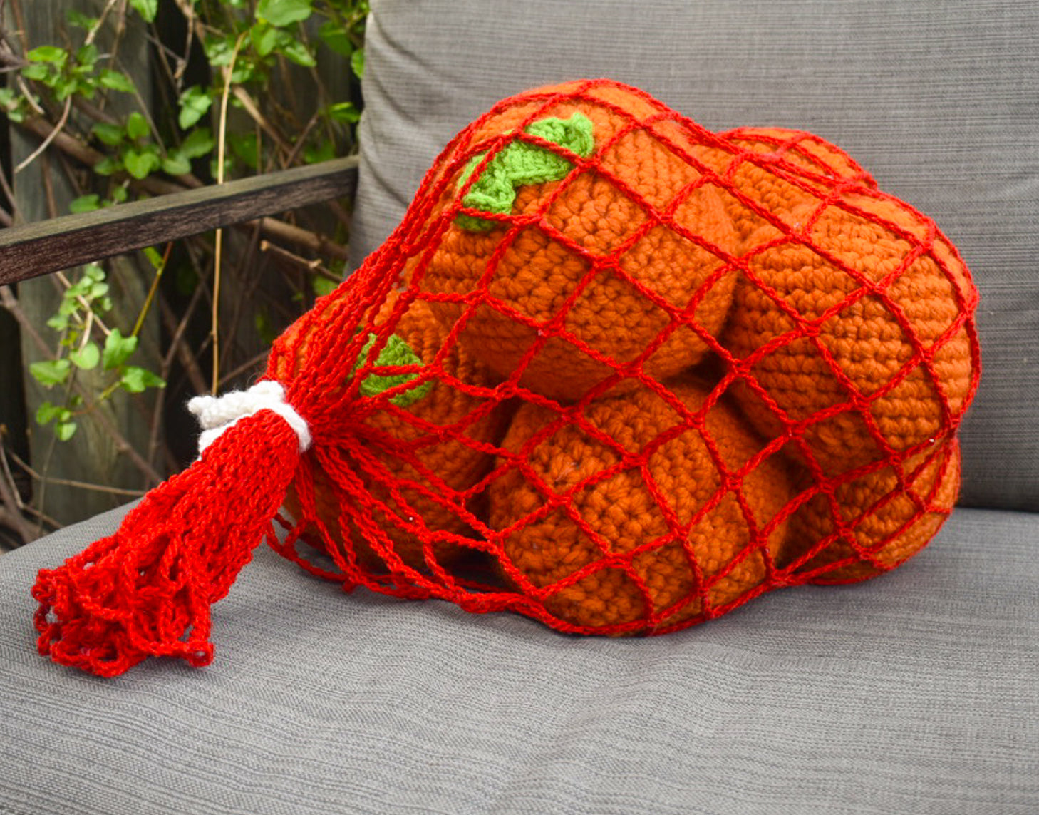SUPERORANGE ミリタリーボール ネットバッグ付き Bag of Oranges Crochet Pillow Pattern – Knotted Neon